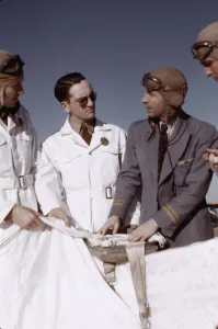 Der Dozent erklärt die Betriebsart eines Fallschirms für Studentenflieger in Fort Worth (Tex.), 1942. Schöpfer: Arthur Rothstein