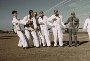 Arthur Rothstein Photography Drucke: Instructor explaining the operation of the parachute to students
