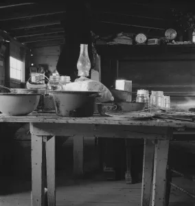 Innenausgang des Kellerhauses von Dougherty im Bezirk Warm Springs in der Malheur-County-Oregon-Malheuer-Bezirks-Warm-Springs-Distrikt - Kreatörin: Dorothea Lange