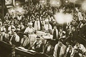 Innenansicht einer Ostend-Synagoge während eines Festes, London, 20. Jahrhundert. Künstler