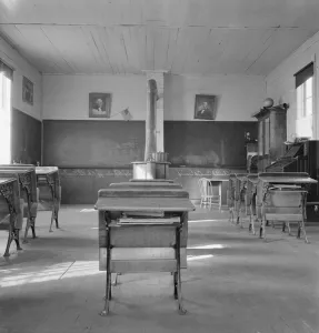 Innenausstattung eines einer-Raum-Gebäudes in der östlichen Oregonschule im Jahr 1939 aus dem Baker-County in den USA von Dorothea Lange