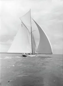 Isle Of Wight Drucke: Südostalpinische Segelboote segeln unter Spinnakkel auf Windrücken vom Bug aus gesehen im Jahr 1912