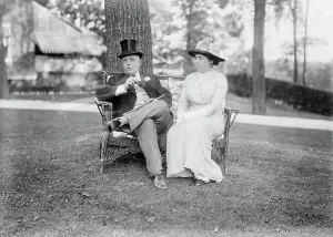 Black And White Press Photography Drucke: J.D. Remmonds & wife, between c1910 and c1915. Creator: Bain News Service
