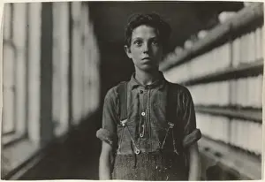 Drucke von Jo Bodeon, ein Rückroper in der Müllecke. Chase Cotton Mill, Burlington, Vermont, 1909. Zusätzliche Informationen: Portrait eines Jungen im Fabrikgebäude stehend, mit Arbeitskleidung bekleidet Lewis Wickes Hine Drucke: Jo Bodeon, ein Rückenreißer im Maultierzimmer
