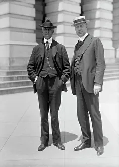 John Eversmann ist Journalist und Rechtsrücken mit Bascom Slemp aus dem Jahr 1913 von der Kreatur Harris & Ewing. John Eversmann ist Journalist und Rechtsrücken mit Bascom Slemp aus dem Jahr 1913 von der Kreatur Harris & Ewing