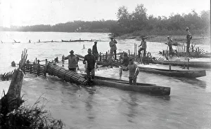 Kamtschadalinnen ziehen mit einem Badepullen Fische aus den "Mundstücken" der "Verstopfung"... 1910-29. Schöpfer: Ivan Emelianovich Larin
