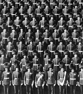 Grenadier Guards Drucke: The King and his guards, 1935