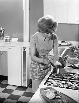 Michael Walters Photography UK Drucke: Kitchen scene, Warwick, Warwickshire, 1966. Artist: Michael Walters