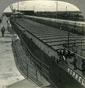 Großer Eisenerzfrachter kommt in die Sabin-Schleusen. Sault Ste. Marie, Mich. c1930er Jahre. Ersteller: Unbekannt