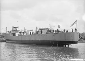 Arthur Henry Kirk Photographer Drucke: Launch of unknown ship at Samuel J. Whites shipyard. Creator: Kirk & Sons of Cowes