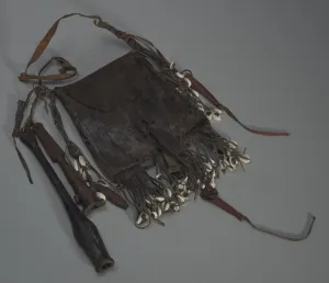 Handtasche aus Leder mit Werkzeugen, Pfiffgeräuschen und Schalen des 20. Jahrhunderts. Ersteller unbekannt