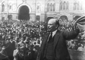 Vladimir Ilyich Lenin Image Drucke: Lenin addressing a crowd in Red Square, Moscow, Russian Revolution, October 1917