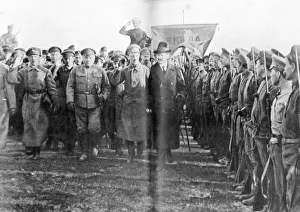 Léon Trotski als Volkskomissar für Kriegsangelegenheiten überprüft Rotarmee-Truppen in Moskau (Russland), 1918