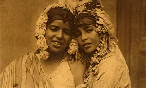 Female Friendship Concept Drucke: Les amies, c1918-c1939. Creator: Unknown
