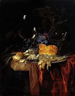 Drucke von Ein stilllebendes Gemälde, das die Früchte des Sommers feiert: frische Fisch, saftige Trauben und knuspriges Brot auf einem dunklen Tuch Willem Van Aelst Drucke: Stillleben mit einem Roemer, Fisch