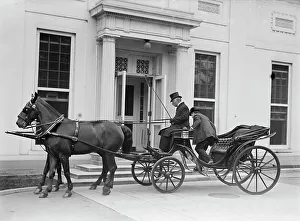 Lindley M. Garrison, Kriegsministerin aus dem Wagen herauskommen, 1913.Kreier: Harris und Ewing.Lindley M. Garrison wird aus der Karriere des Ministers für den Krieg herauskommt im Jahr 1913.Der Erfinder ist Harris & Ewing