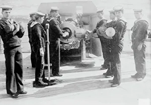 Royal Navy Uniforms Drucke: Loading Big Gun, British Navy, between c1910 and c1915. Creator: Bain News Service