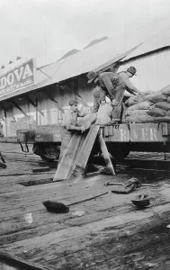 Laden von Kupfer zwischen 1900 und 1930. Schöpfer unbekannt