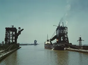 Laden einer Dampfer mit Kohle an einem der drei Kohledocks, die von dem Unternehmen ... Sandusky, Ohio, 1943. Schöpfer: Jack Delano