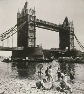 Brücke Drucke: Blick auf die Westseite von Tower Bridge in London aus dem Jahr 1950