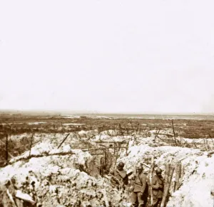 Monochrome War Images Drucke: Looking towards the German front line, c1914-c1918