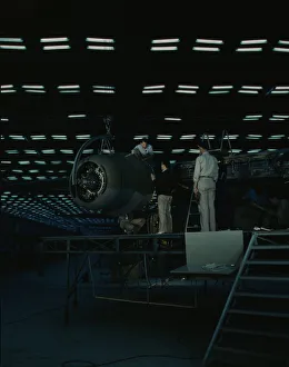 Second World War Aviation History Drucke: Lowering an engine in place in assembling