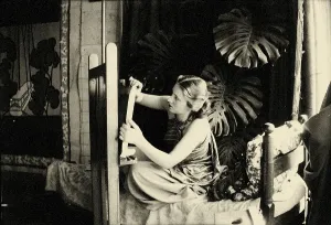 Drucke von Lydia Delectorskaya vorbereitet einen Leinwand in Matisse's Atelier, Place Charles-Félix, Nizza, 1936. Privatsammlung Henri Matisse Drucke: Lydia Delectorskaya vorbereitet ein Leinwand in Matisse's Atelier