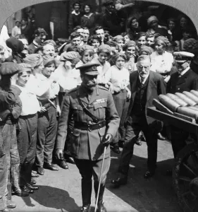 First World War Britain Drucke: His Majesty inspects the shells at Holmes and Co Ltd