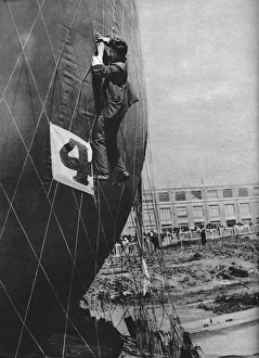 Vintage Air Transport Images Drucke: Making adjustments to the net of a balloon before attaching the basket, c1935 (c1937)