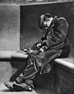 Wonderful London Publication Drucke: A man sleeping on Blackfriars Bridge, London, 1926-1927. Artist: Walter Benington