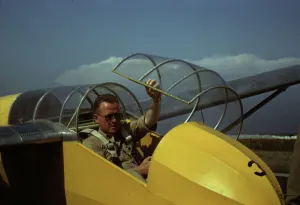 Marschflugzeugpilot im Training am Page Field beobachtet die Starteinsätze auf Marinebasis Parris Island, South Carolina 1942. Ersteller: Alfred T Palmer