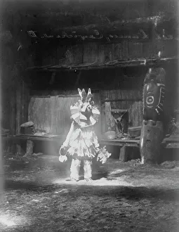 Verkleideter Tänzerin aus der Gegend von Cowichan, 1913. Künstler: Edward Sheriff Curtis