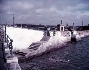 Drucke von Die Mayflower-Stufen, Plymouth, Devon, um 1955. Die Mayflower-Stufen liegen in der Nähe des Standorts im Barbican-Viertel von Plymouth, von dem aus die Pilgerväter am 6 Plymouth Drucke: Die Mayflower-Stufen, Plymouth, Devon, c1955. Ersteller: Arthur Charles Kirby Ware