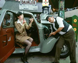 Mechaniker mit Dame-Fahrerin beim Frisieren, 1930er Hillman Minx. Künstler unbekannt