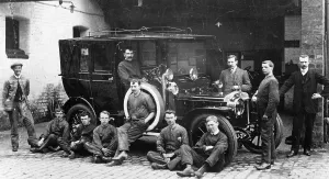 Männer mit einem 1911-Daimler aus dem Jahr 1911