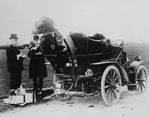 Männer trinken Tee neben einer Panhard aus dem Jahr 1901, (ca. 1901). Künstler unbekannt