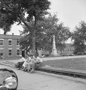 Männer verweilen im Hof des Gerichts in Roxboro, Nordkarolina, 1939. Künstlerin: Dorothea Lange