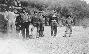 Männer neben Holzstäben, zwischen 1899 und 1917; Urheber unbekannt