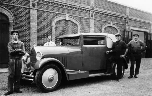 Vintage Road Transport Drucke: Men standing by a Talbot Darracq, c1930