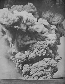 Kilauea Volcano Drucke: Mephitic Cloud Belched Forth from the Mouth of Kilauea, c1935