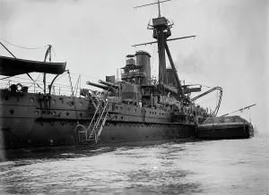 Black And White Naval Images Drucke: MINAS GERAES coaling, between c1910 and c1915. Creator: Bain News Service