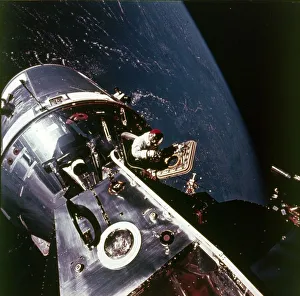 NASA Space Exploration Drucke: Module pilot David Scott emerging from Apollo 9 spacecraft, 6 March 1969. Creator
