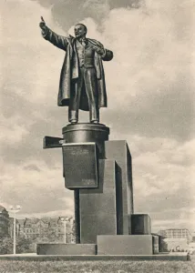 Vladimir Lenin Statue Drucke: Monument to Lenin by Evseev, Shchuko