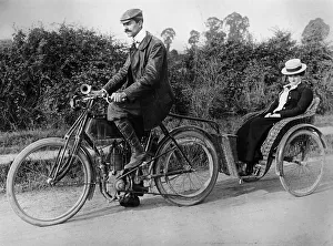 Country Lane Transport Drucke: A motorcycle with a trailer, c1903