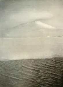 Ernest Shackleton Explorer Drucke: Mount Erebus From The Ice-Foot, c1908, (1909)