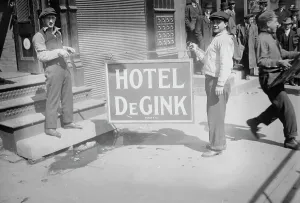 Black And White Photography History Drucke: Moving Hotel de Gink, between c1910 and c1915. Creator: Bain News Service
