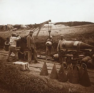 World War One Shells Drucke: Moving shells with crane, Genicourt, northern France, c1914-c1918