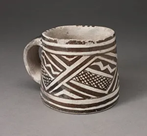 Native American Heritage Art Drucke: Mug with Interlocking Geometric Pattern with Zigzag Motifs and Crosshatching, 1100 / 1275