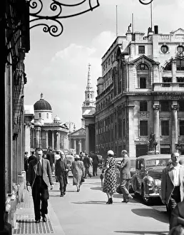 Drucke von Die National Gallery von Pall Mall, London, 1950er Jahre. Die Kuppel der National Gallery und der Turm von St Martin-in-the-Fields gesehen vom östlichen Ende von Pall Mall Westminster Drucke: Die National Gallery von Pall Mall