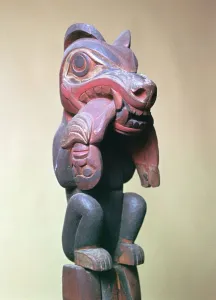 Ein Detail eines Totem-Polys der Ureinwohner Nordamerikas